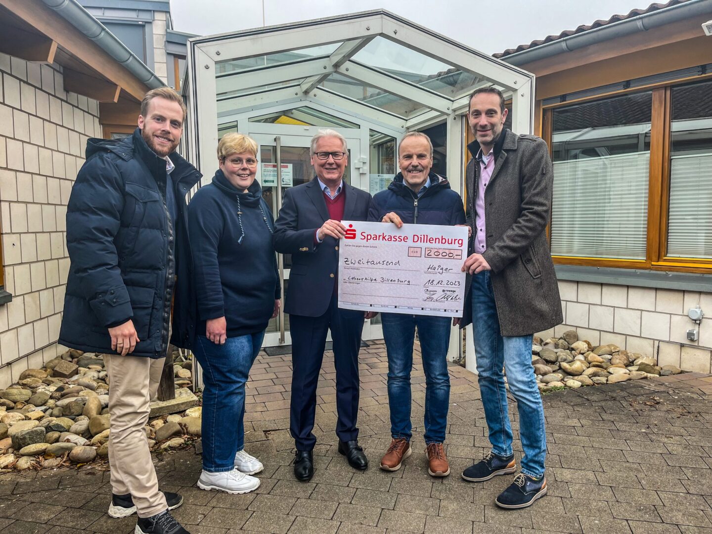 Scheckübergabe: 2.000 Euro von Sparkasse Dillenburg für Pony-Projekt in Haiger