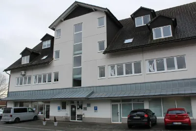 Modernes Bürogebäude für Wohnen in eigener Häuslichkeit und Familienentlastender Dienst mit Parkplatz.