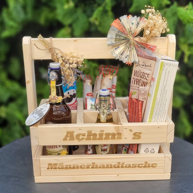 Personalisierte Holz-Geschenkkiste „Achims Männerhandtasche“ mit Bierflaschen und Wurstsnacks