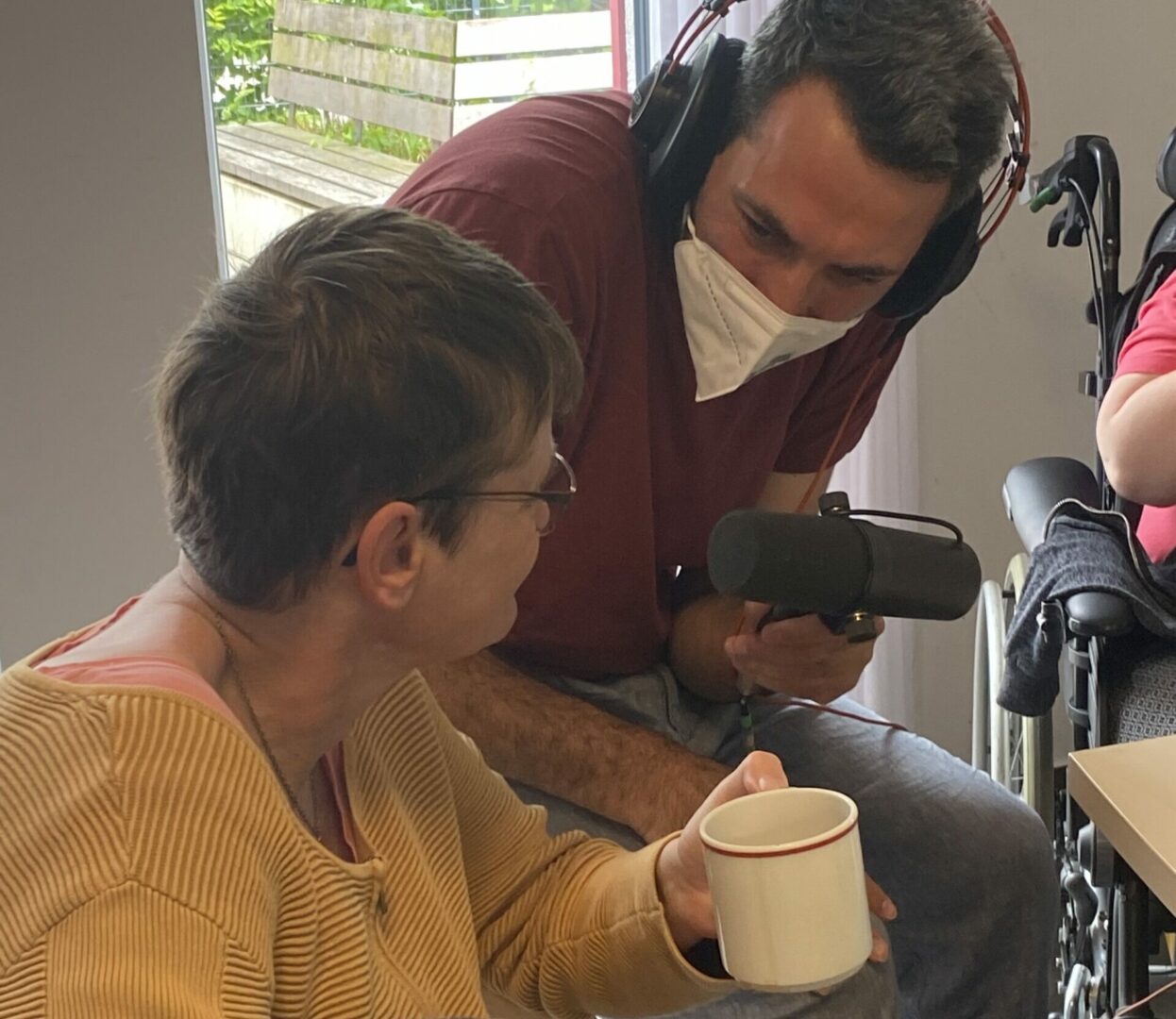 Anne Schneider im Beatbox-Interview, spricht Tierlaute ins Mikrofon, Podcast-Aufnahme.