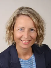 Porträt von Carmen Münker, lächelnde Businessfrau im Blazer, professionelles Bewerbungsfoto.