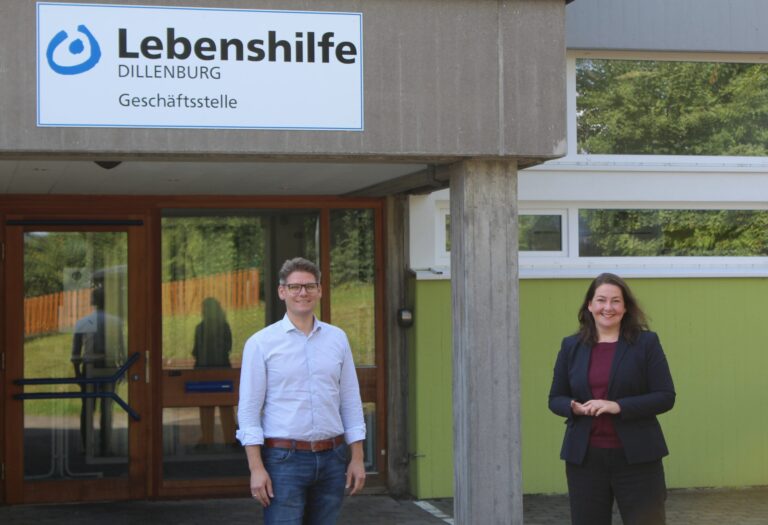 Caroline Krohn im Gespräch mit Dr. Oliver Schmitzer vor der Lebenshilfe Dillenburg Geschäftsstelle.
