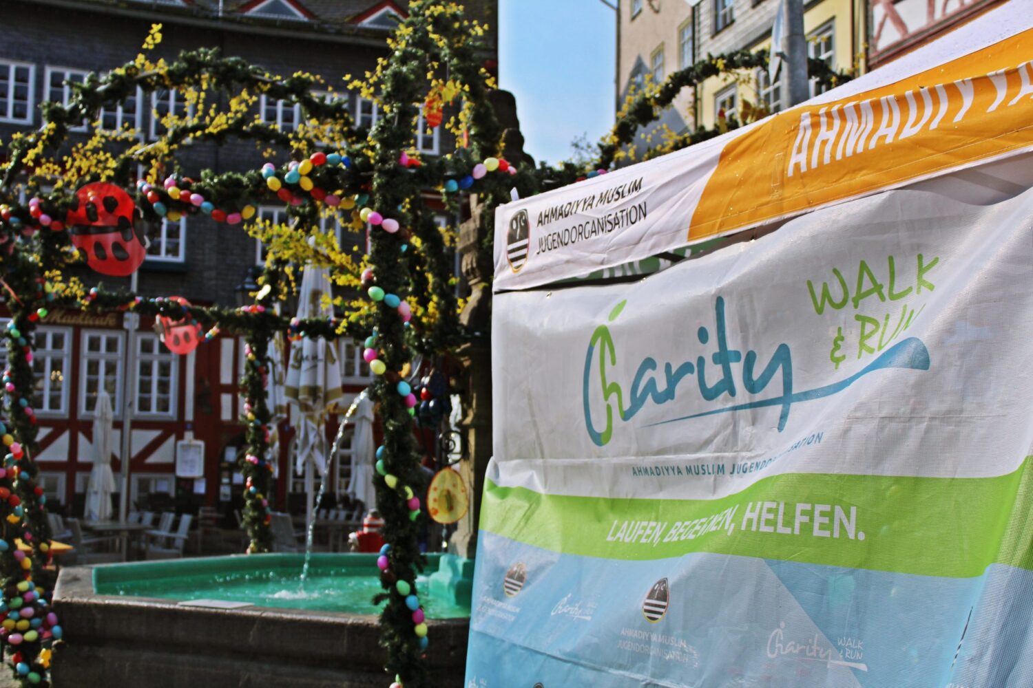 Charity Walk & Run am Herborner Marktplatz mit Startbanner und festlicher Dekoration.