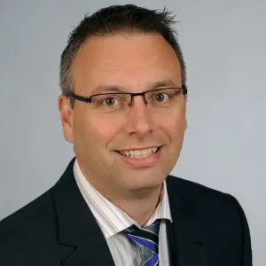 Christoph Biehl im Anzug, professionelles Business-Porträt für LinkedIn und Unternehmensprofil.