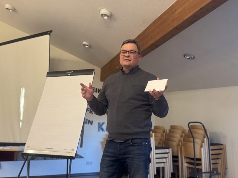 Christoph Heinigk hält Vortrag zu Vorsorgevollmacht, Patientenverfügung und Behindertentestament.