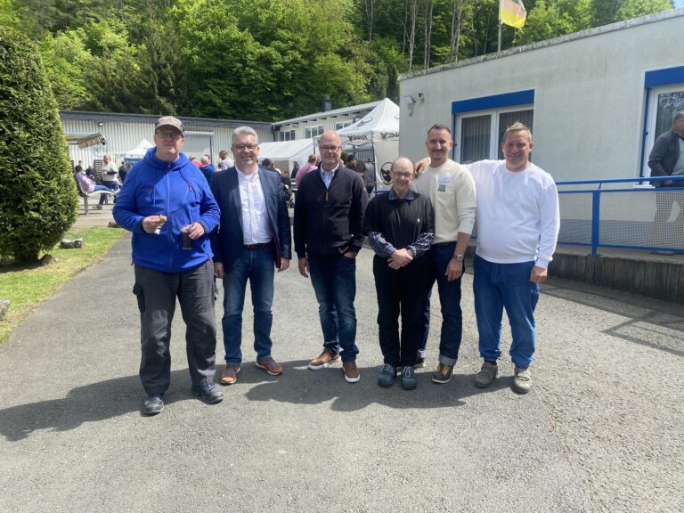 Bürgermeister Michael Lotz besucht Werkstatt Oberscheld, Gruppenfoto mit Mitarbeitern der Dillenburger Werkstätten.