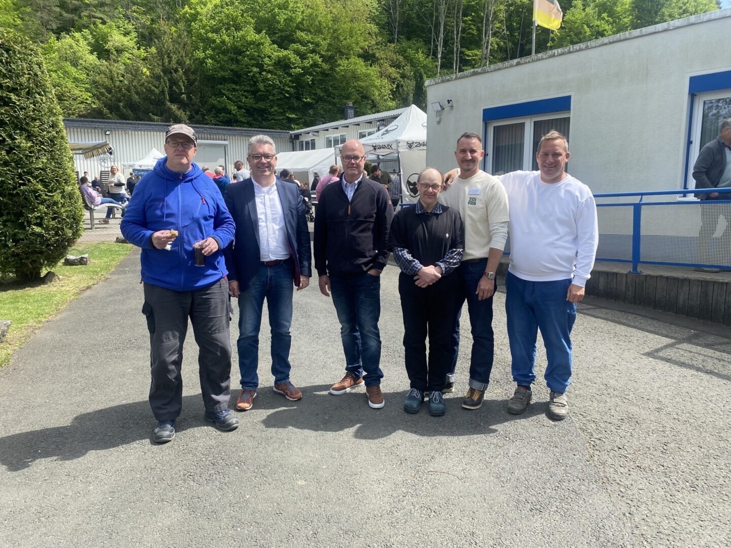 Bürgermeister Michael Lotz besucht Werkstatt Oberscheld, Gruppenfoto mit Mitarbeitern der Dillenburger Werkstätten.