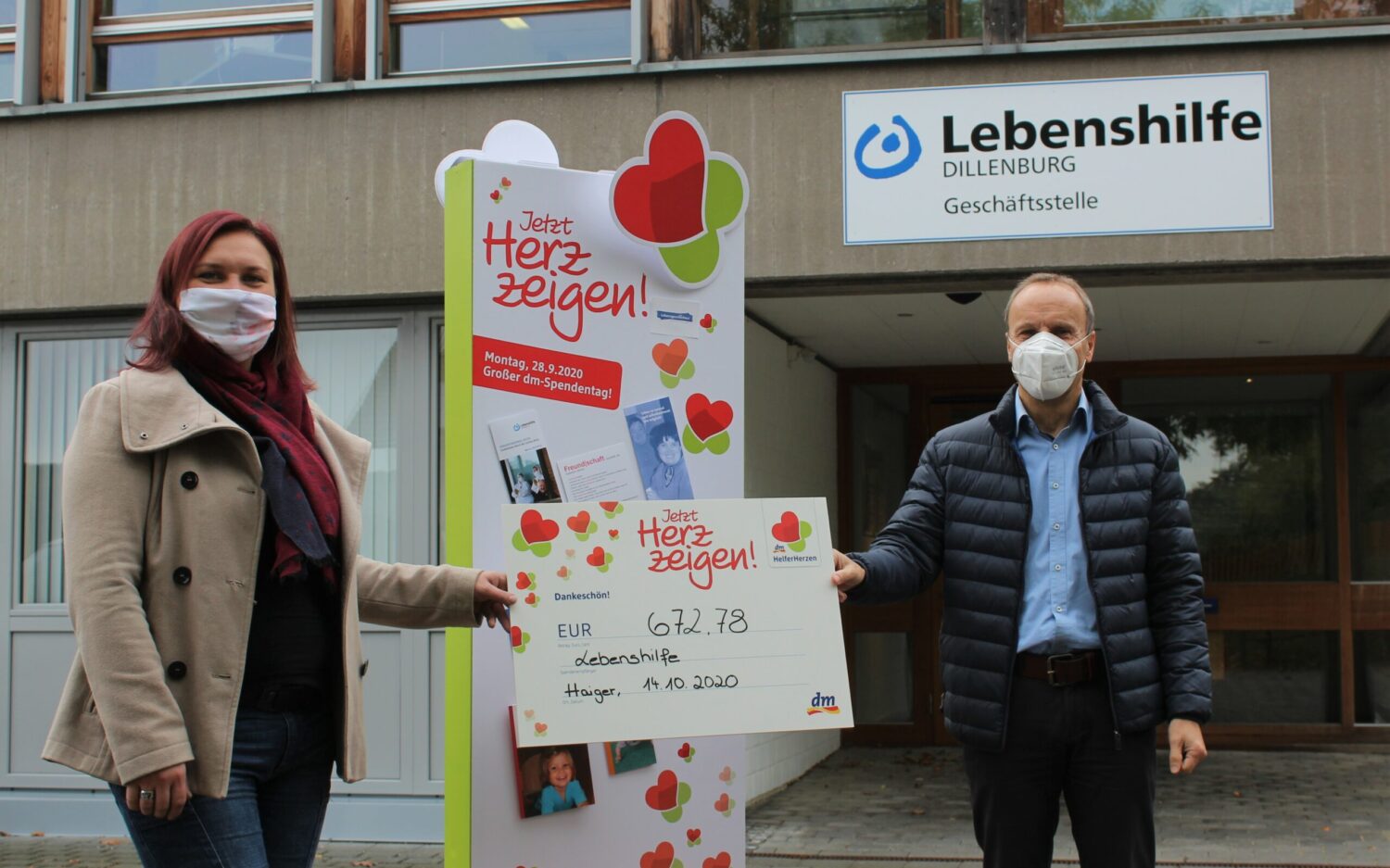 Jacqueline Schäfer übergibt dm-Spendenscheck an Dirk Botzon, Lebenshilfe Dillenburg Geschäftsstelle.