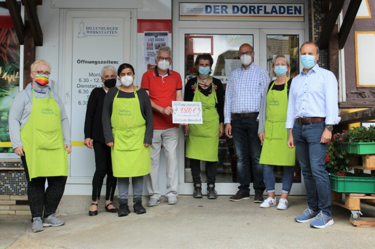 Gruppe vor Dorfladen Nanzenbach überreicht symbolischen Scheck über 1.500 Euro Spende.