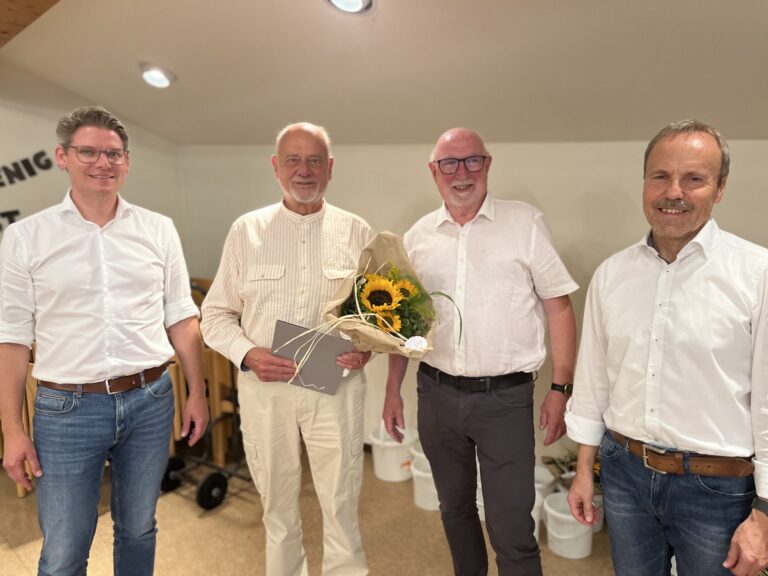 Dr. Michael Hocke erhält Blumen zum 40-jährigen Jubiläum bei der Lebenshilfe Dillenburg.
