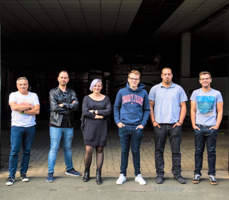 EVE Band Gruppenfoto vor dunkler Halle beim Sommerfest, Hauptact vor dem Auftritt