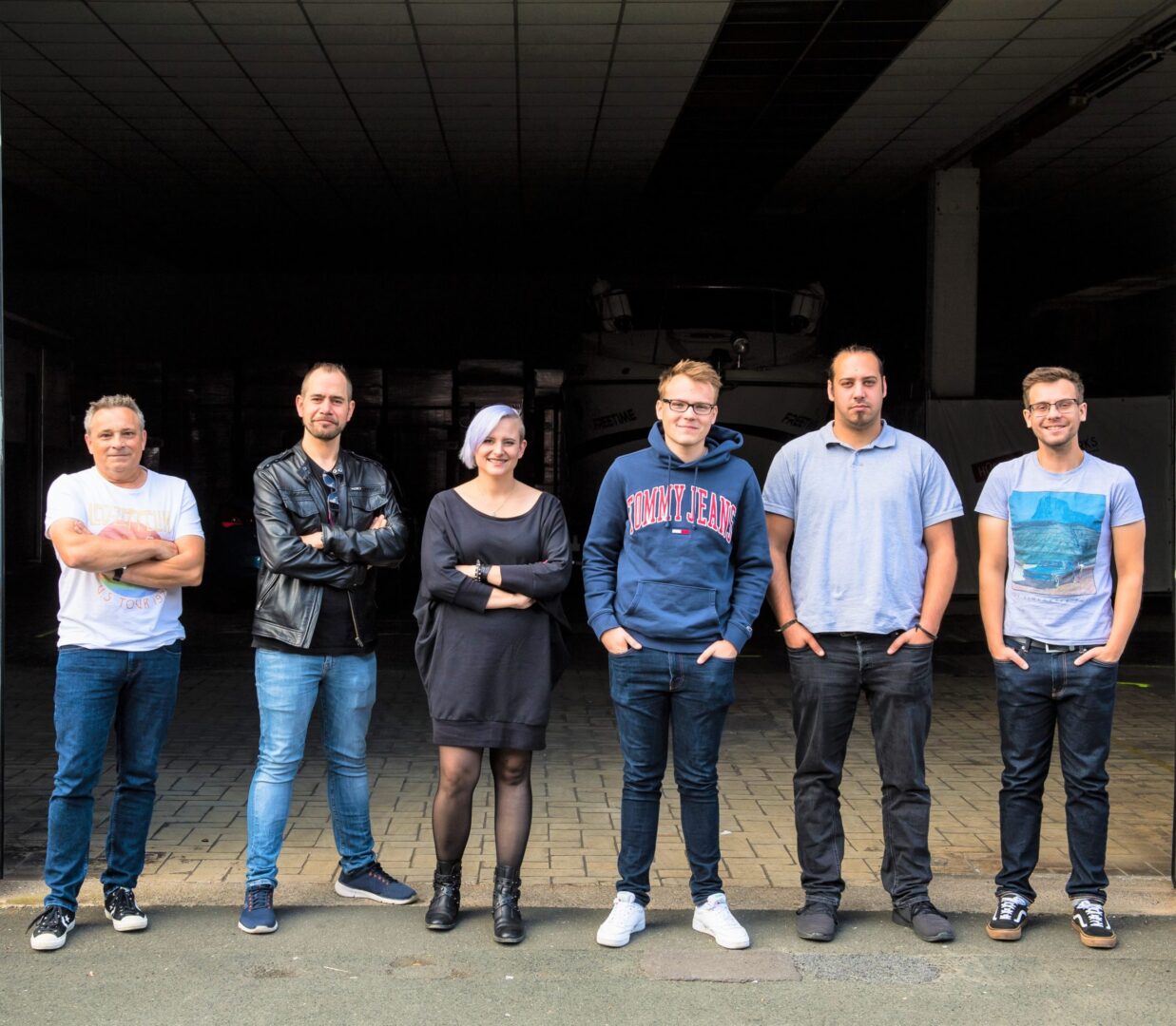 EVE Band Gruppenfoto vor dunkler Halle beim Sommerfest, Hauptact vor dem Auftritt