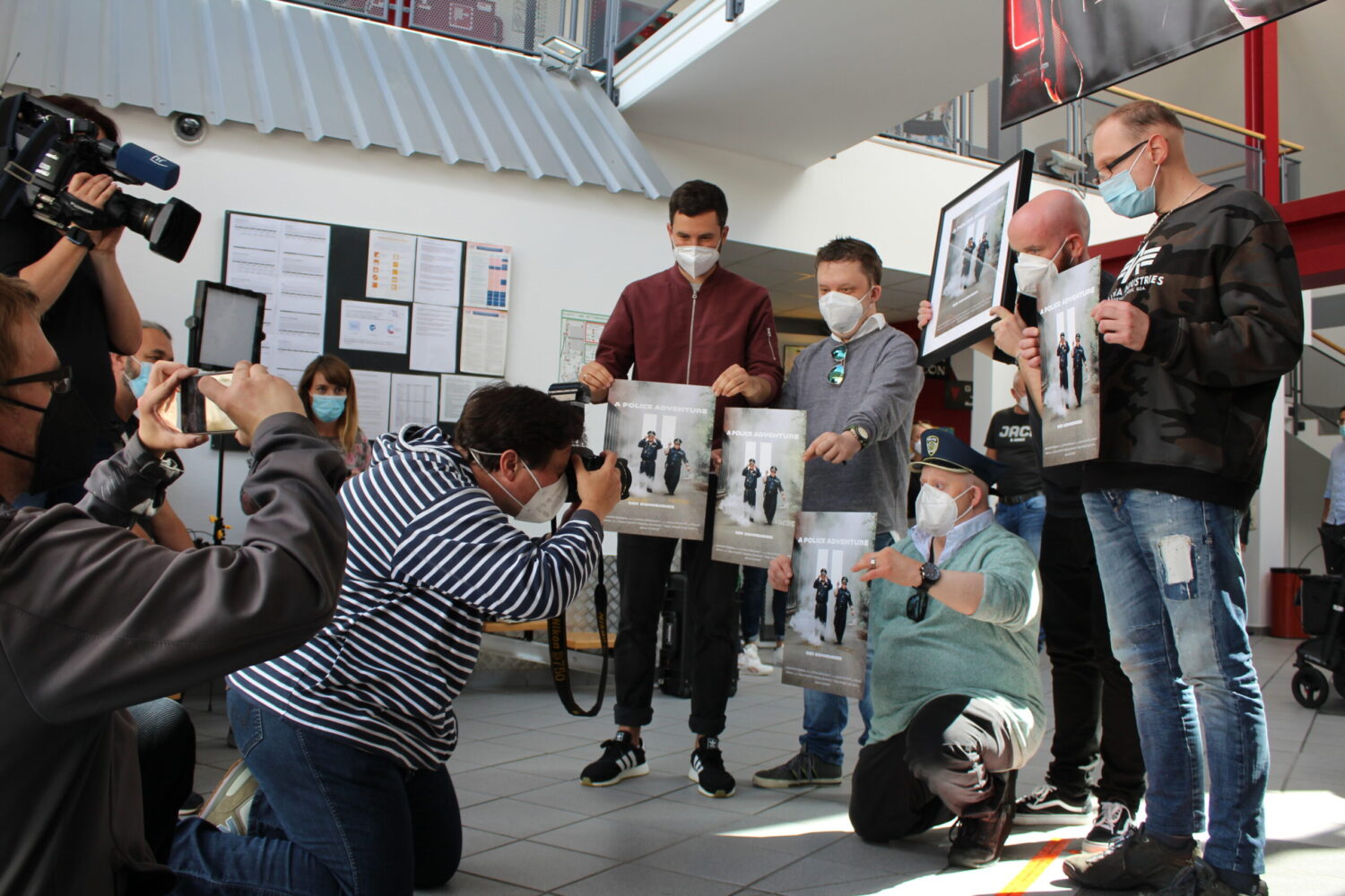 Filmteam der Lebenshilfe Dillenburg bei Kino-Premiere im Gloria-Kino, Fotografen und Plakate.