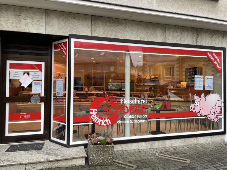 Fleischerei Schorge in Donsbach: Ladenfront mit Schaufenster, Logo und Öffnungszeiten.