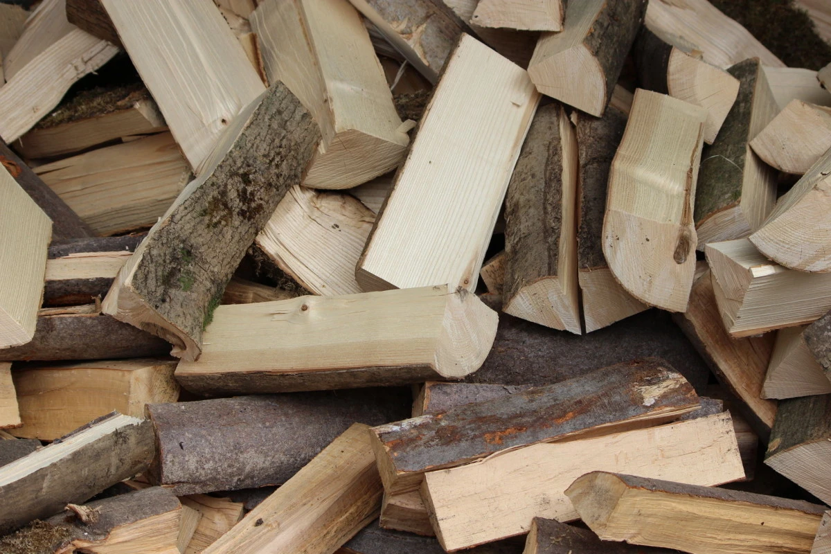 Frisch gespaltenes Brennholz als rustikaler Holzstapel zum Trocknen für den Winter.
