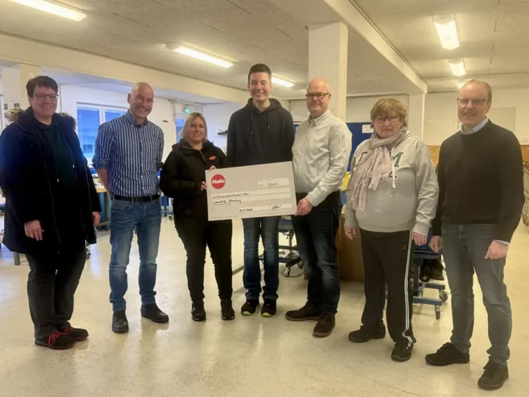 Hailo Team überreicht Spendenscheck über 3.140 Euro im Büro, Gruppenfoto.