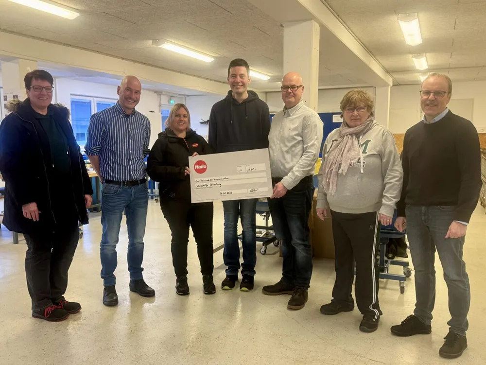 Hailo Team überreicht Spendenscheck über 3.140 Euro im Büro, Gruppenfoto.