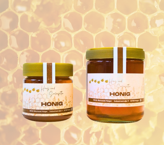 Zwei Gläser handgemachter Honig mit Etikett vor goldenem Wabenhintergrund, regionaler Bienenhonig