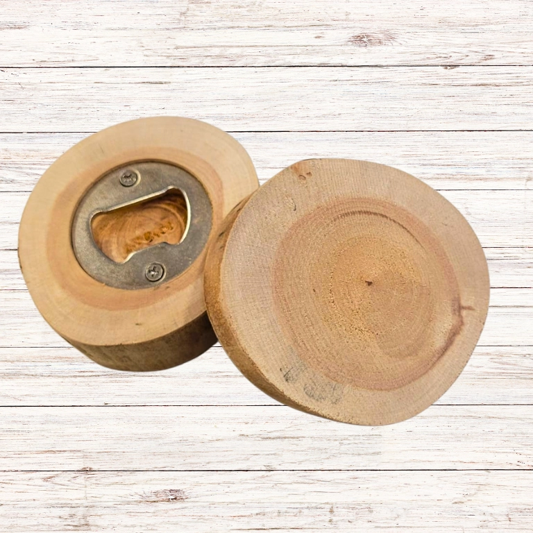 Zwei runde Flaschenöffner aus Holzscheiben mit Metallöffner auf hellem Holzuntergrund.