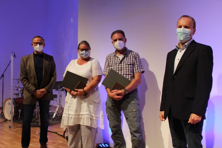 Ehrung 25 Jahre Mitgliedschaft Lebenshilfe Dillenburg, Jubilare mit Urkunden und Vorstand auf Bühne.