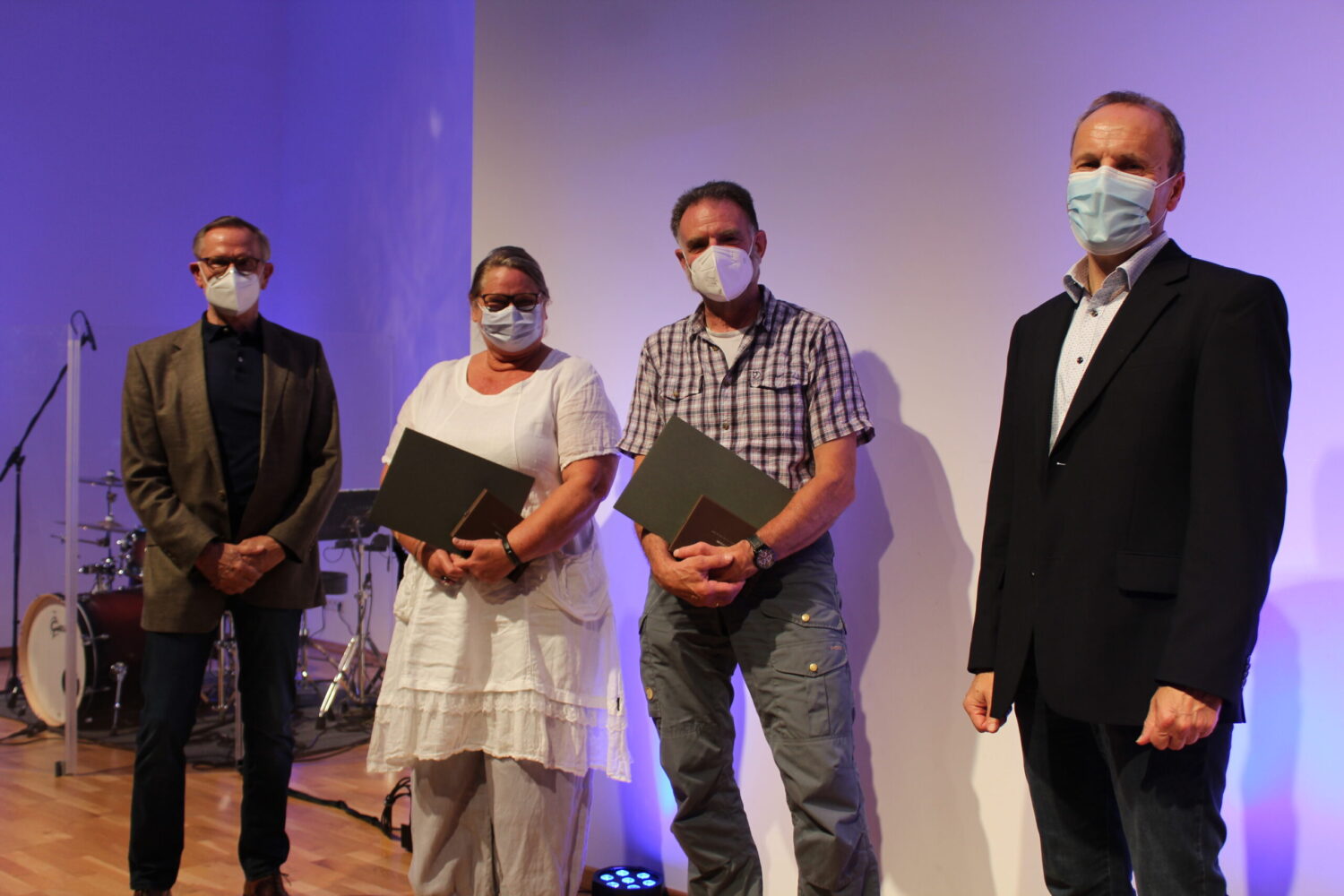 Ehrung 25 Jahre Mitgliedschaft Lebenshilfe Dillenburg, Jubilare mit Urkunden und Vorstand auf Bühne.