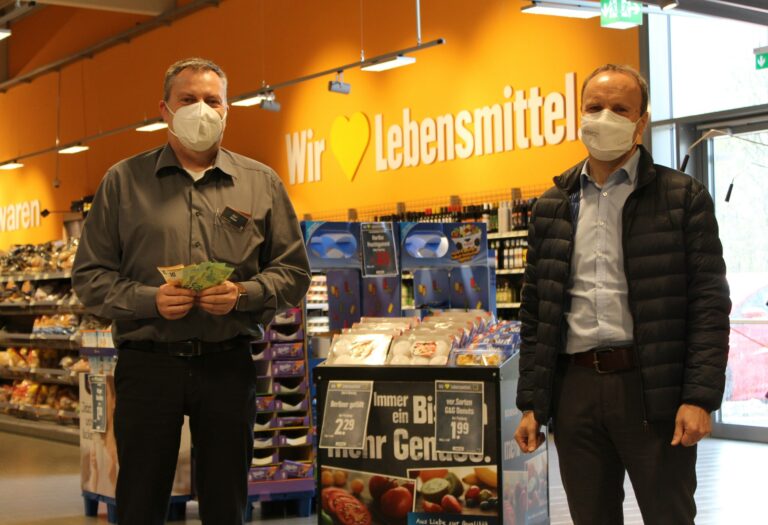 Kai Göbel übergibt 400-Euro-Spende an Dirk Botzon im Edeka-Markt.