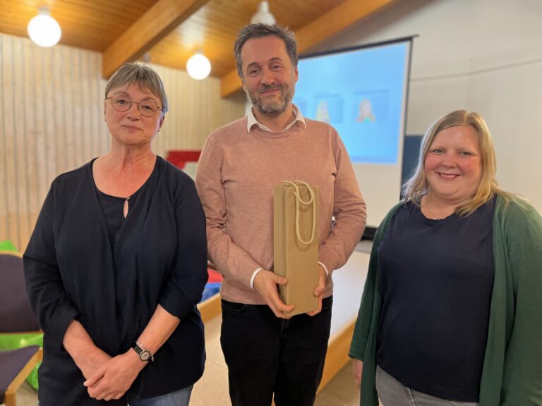 Ute Eschenbach, Dr. Christoph Andreis und Katharina Warburg bei Teampräsentation zur Kinderentwicklung.