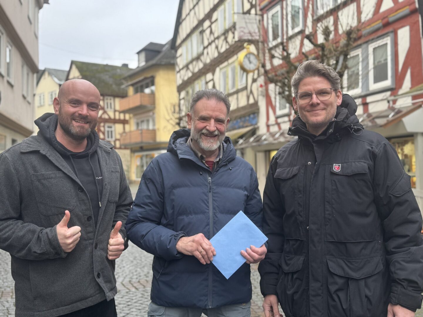 Andreas Thamer übergibt 625 Euro Kulturspende in historischer Altstadt an zwei Empfänger.