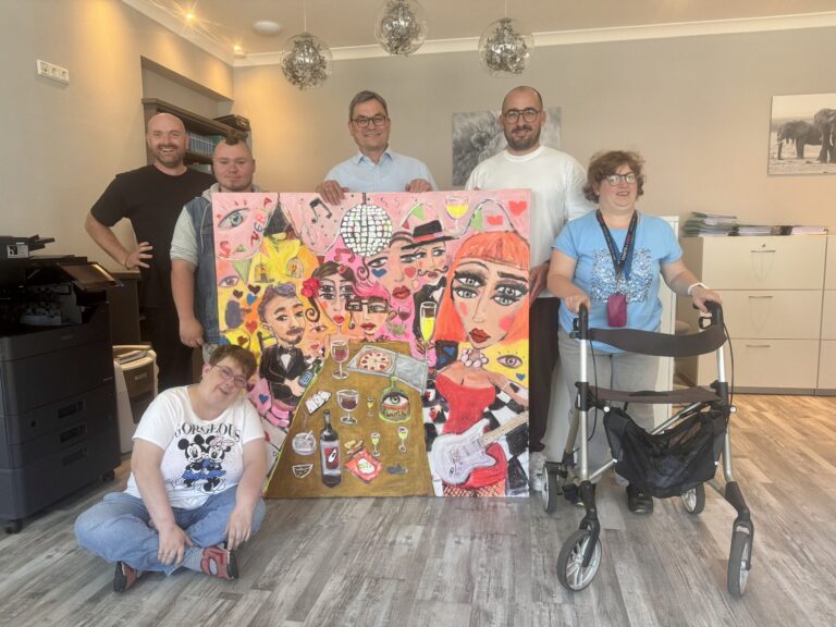 Kanzlei-Team übergibt Christoph Heinigk ein buntes Gemälde, Gruppenfoto mit Künstlerinnen und Künstlern.