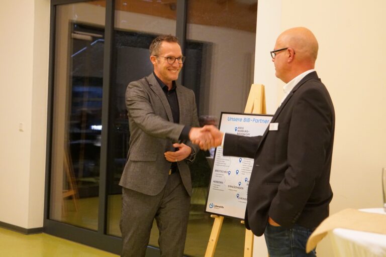 Landrat Carsten Braun begrüßt Lars Lückoff beim Partner-Treffen mit Handschlag.