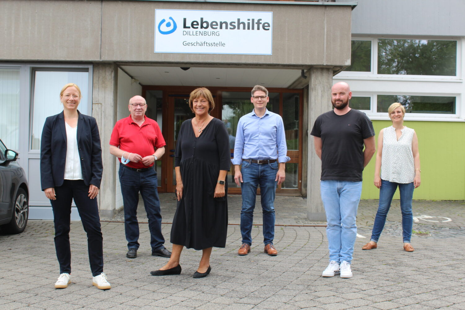 Dagmar Schmidt und Ulla Schmidt mit Team vor der Lebenshilfe Dillenburg Geschäftsstelle.