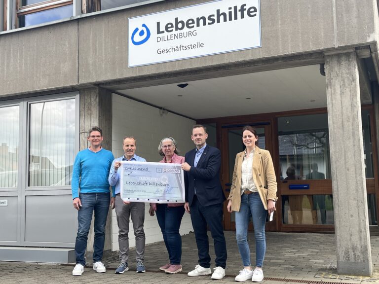 Spendenübergabe: Fünf Personen überreichen 2.000-Euro-Scheck an die Lebenshilfe Dillenburg.