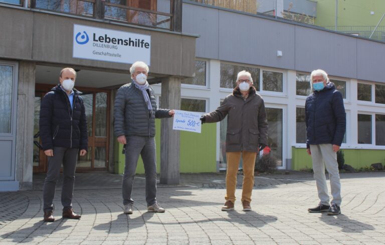 Lions Club Dillenburg übergibt 500-Euro-Spende an Lebenshilfe Dillenburg vor der Geschäftsstelle.