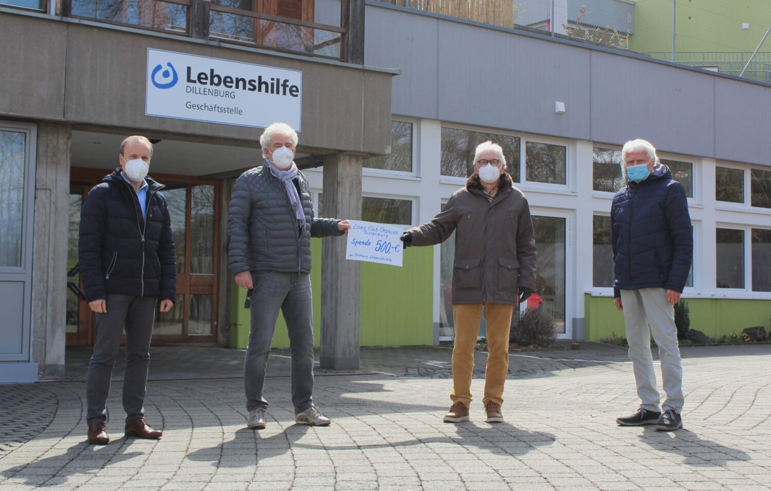 Lions Club Dillenburg übergibt 500-Euro-Spende an Lebenshilfe Dillenburg vor der Geschäftsstelle.