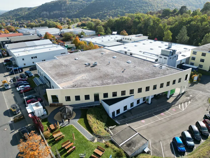 Drohnenaufnahme Werkstatt Flammersbach mit Grünanlage, Spielplatz und Parkplatz im Gewerbepark