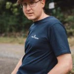 Mann mit Cap und Brille im Freien, trägt „Better Together“ T-Shirt.