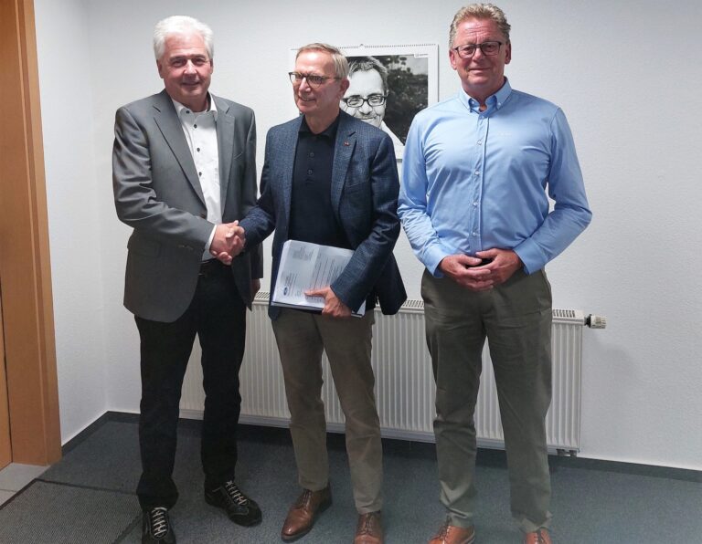 Jochen Müller und Uwe Rompf verabschieden Jürgen Raab bei Stiftungsübergabe per Handschlag.