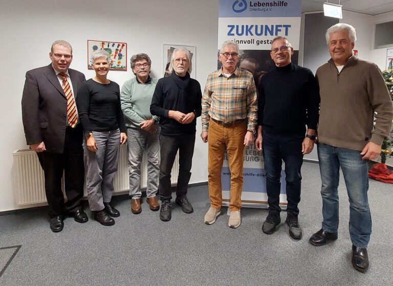 Neuer Vorstand und Stiftungsrat der Lebenshilfe Dillenburg e.V. posieren vor Zukunfts-Banner.