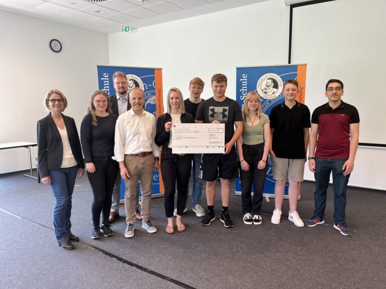 Schulpreis-Übergabe: Schülerteam erhält 1.000 Euro für Inklusion und Teilhabe, Gruppenfoto.