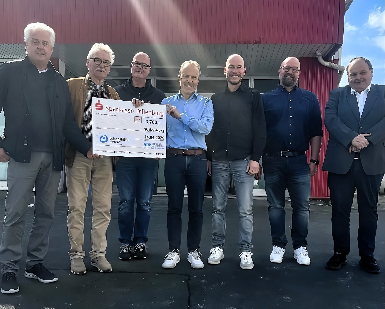 Gruppenfoto: Übergabe Spendenscheck über 3.700 Euro an Lebenshilfe Dillenburg bei Sparkasse Dillenburg.