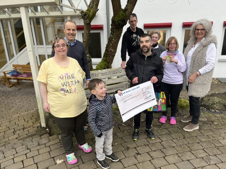 Spendenübergabe der VR Bank: 2.000 Euro für Lebenshilfe Wetzlar-Weilburg, Gruppe mit Scheck.