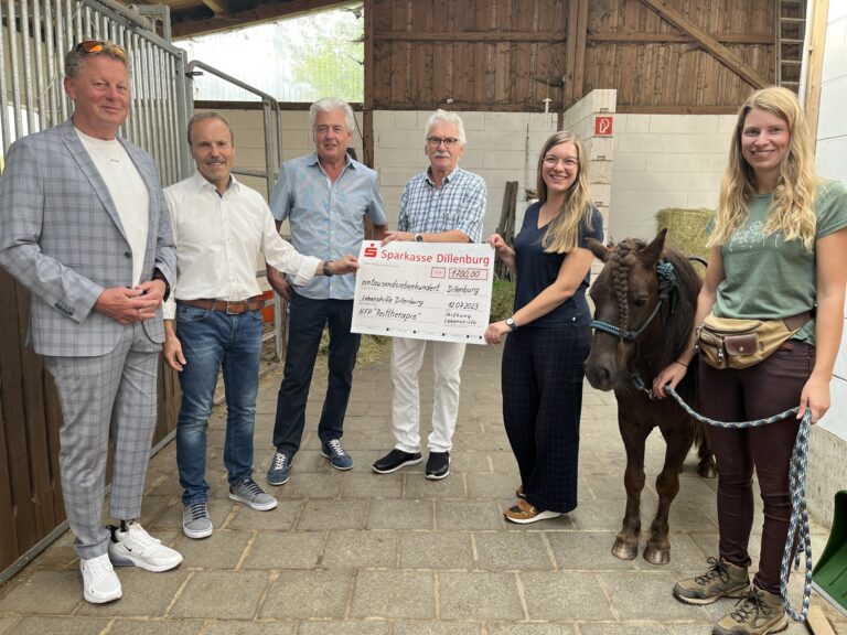 Scheckübergabe der Sparkasse Dillenburg für Reittherapie im Stall mit Pony