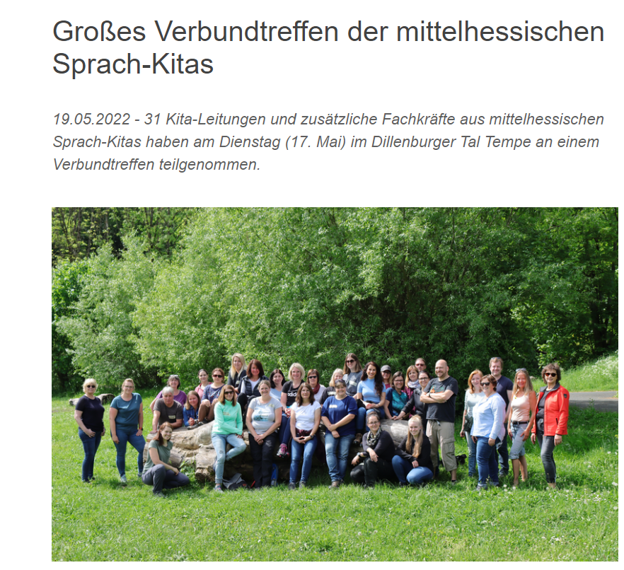 Gruppenfoto beim Verbundtreffen der Sprach-Kitas Mittelhessen 2022 im Grünen.