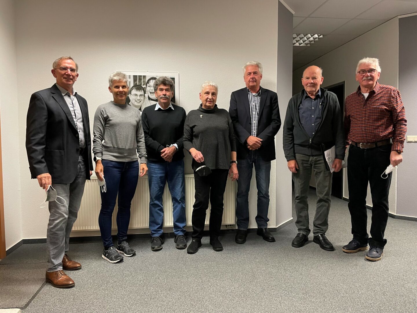 Neuer Stiftungsvorstand und Stiftungsrat nach der Wahl, Gruppenfoto mit sieben Mitgliedern.