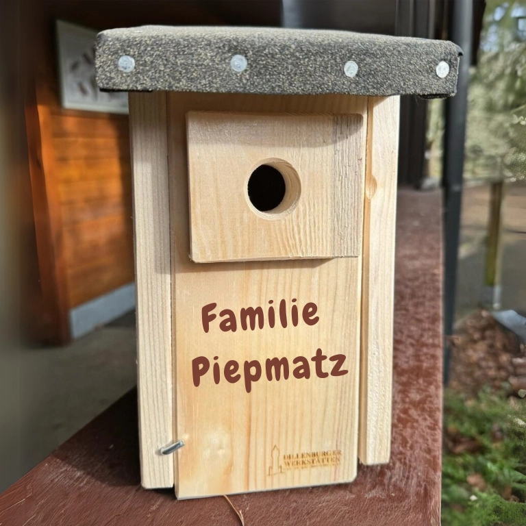 Handgefertigtes Holz-Vogelhaus „Familie Piepmatz“ mit Schindeldach auf Balkonbrüstung
