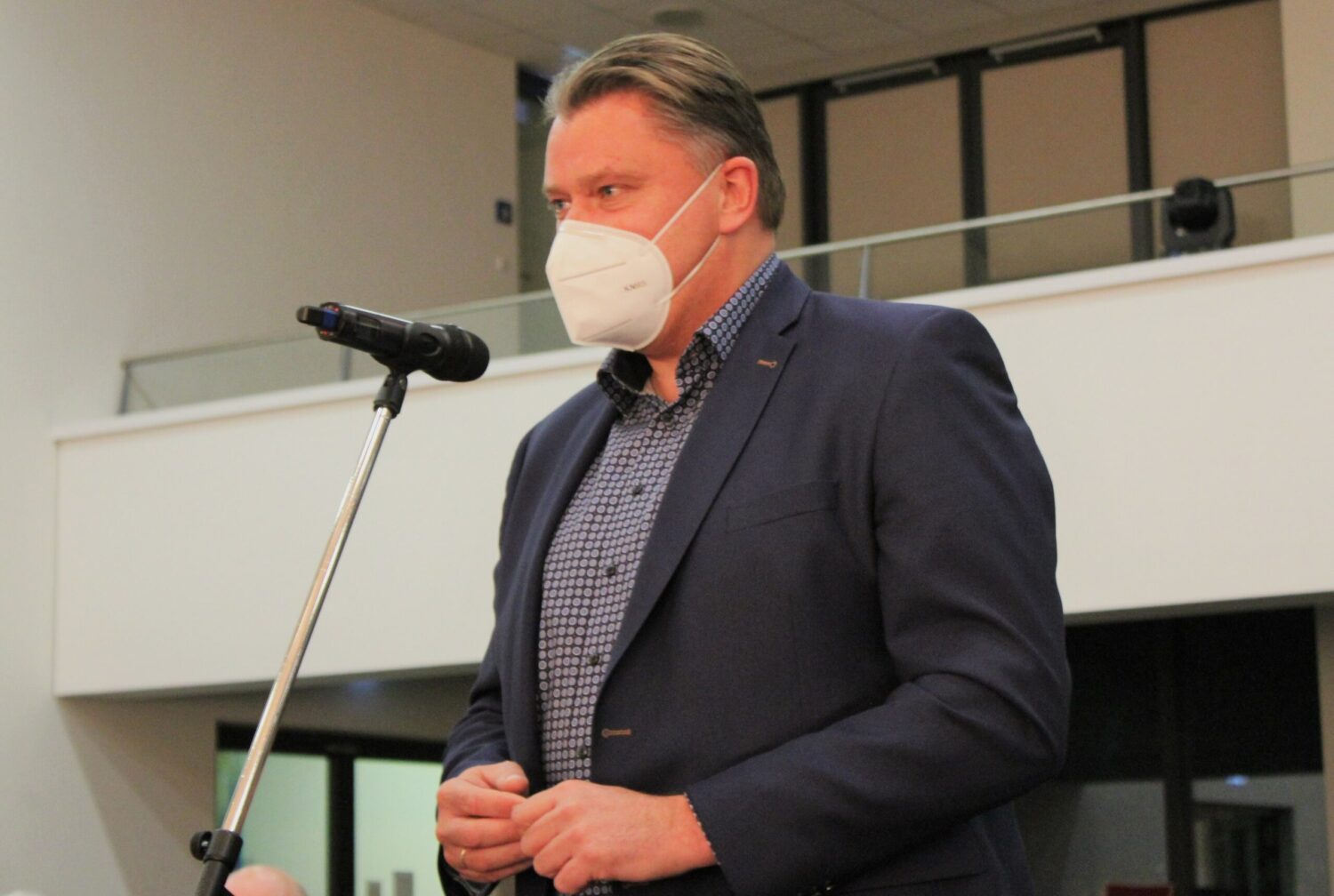 Volker Schönau spricht am Mikrofon, neues Aufsichtsratsmitglied der Lebenshilfe Dillenburg.