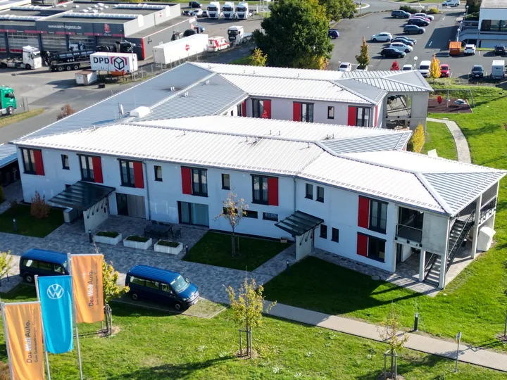 Drohnenfoto: Modernes VW Wohngebäude in Haiger neben Logistik- und Industriepark.