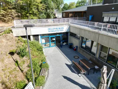 Eingang der Dillenburger Werkstätten mit Sitzbereich vor moderner Werkstatt, Dillenburg.