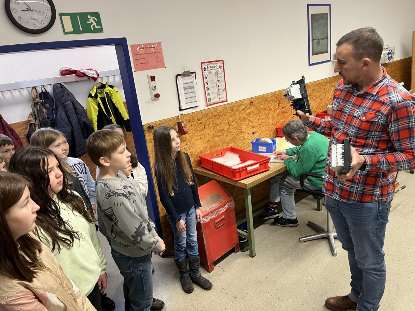 Werkstatt Oberscheld: Stefan Betz demonstriert Technikkomponenten einer Schulklasse beim Rundgang.