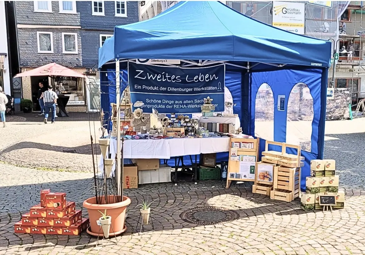 Zweites Leben Marktstand mit Upcycling-Kunsthandwerk aus recycelten Materialien in der Altstadt.